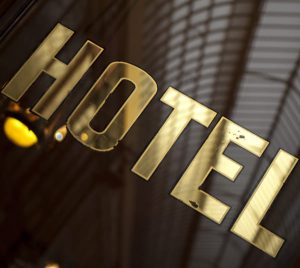 Απολύμανση για ευλογιά των πιθήκων σε ξενοδοχεία δωμάτια και airbnb